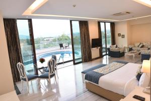 ein Schlafzimmer mit einem Kingsize-Bett und ein Wohnzimmer in der Unterkunft Welcomhotel by ITC Hotels, Bella Vista, Panchkula - Chandigarh in Chandīgarh