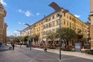 een gebouw met een straatlicht in het midden van een straat bij Bella Ciao Apartments in Rijeka