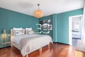 1 dormitorio con paredes azules y verdes y 1 cama en PROMO Easy Clés- Lovely Villa 10p Heated Pool, en Arcangues