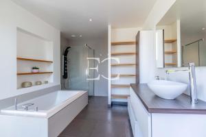 y baño con bañera blanca y lavamanos. en PROMO Easy Clés- Lovely Villa 10p Heated Pool, en Arcangues
