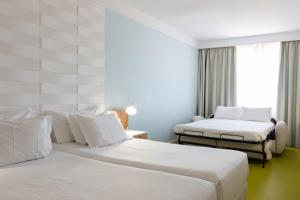 pokój hotelowy z 2 łóżkami i oknem w obiekcie Legendary Porto Hotel w Porto