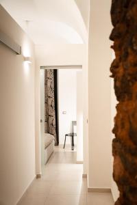 - un couloir d'une maison avec des murs et des sols blancs dans l'établissement Arté, à Catane