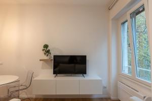 Televízia a/alebo spoločenská miestnosť v ubytovaní Province apartment-Rental in Rome