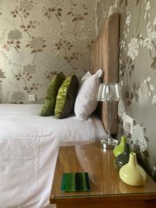 Кровать или кровати в номере Ramsey House - Luxury Licensed B&B - Parking and Guest Lounge
