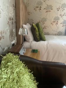 Кровать или кровати в номере Ramsey House - Luxury Licensed B&B - Parking and Guest Lounge