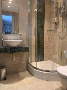 Ванная комната в Ramsey House - Luxury Licensed B&B - Parking and Guest Lounge