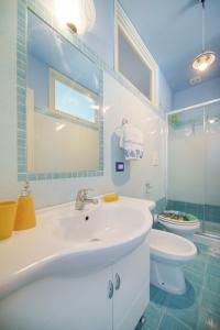 y baño con lavabo blanco y aseo. en casa claudia Two rooms overlooking the sea bk, en Procida