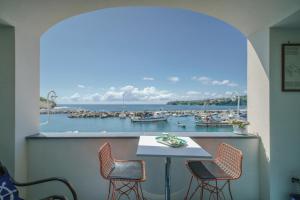 Foto de la galería de casa claudia Two rooms overlooking the sea bk en Procida