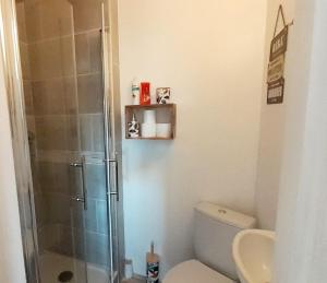 Ein Badezimmer in der Unterkunft Chambres d'hôtes & jacuzzi - A l'ombre des amandiers