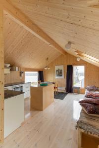 eine Küche und ein Wohnzimmer in einem Holzhaus in der Unterkunft Fisherman's cabin in Kvalnes