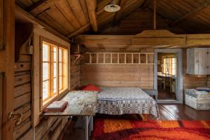 ein Schlafzimmer mit einem Bett in einer Holzhütte in der Unterkunft Fisherman's cabin in Kvalnes