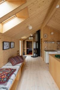 Großes Zimmer mit einem Bett und einer Küche. in der Unterkunft Fisherman's cabin in Kvalnes