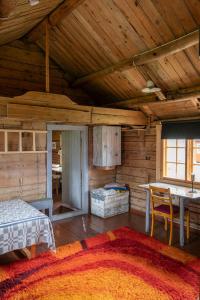 a room with a bed and a table in a cabin at Villa Lofoten - Fisherman's cabin in Kvalnes