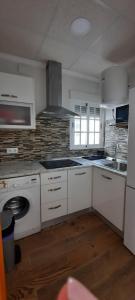 Kuchyň nebo kuchyňský kout v ubytování APARTAMENTO EN BARBATE