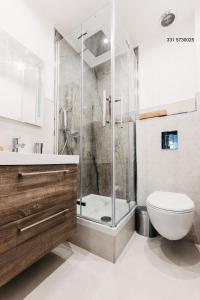 bagno con doccia e servizi igienici. di Borgo 40 a Cava deʼ Tirreni