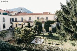 un'immagine di una casa con giardino di Borgo 40 a Cava deʼ Tirreni