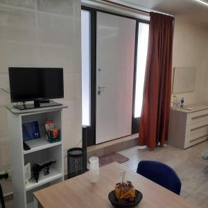 A television and/or entertainment centre at Chez Lulù Még 7 kép