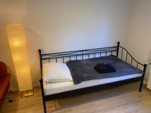 Postel nebo postele na pokoji v ubytování Schöne Wohnung mit Garten beim Outletcenter 5 km