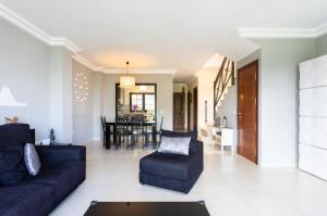 a living room with a couch and a dining room at La Casita Gris in Sauzal