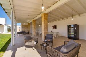 patio z kanapami, krzesłami i stołem w obiekcie Dimora Fraschi w mieście Casarano
