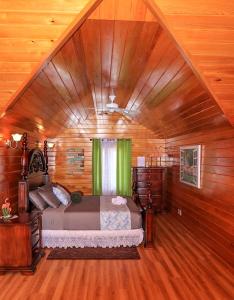 una camera con letto e soffitto in legno di Redknot Manor Guest house/Hotel a Matthew Town