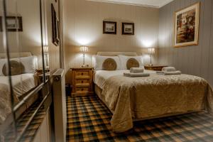 1 dormitorio con 1 cama con toallas en No1 Hotel, en Wooler