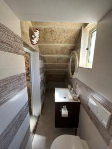 łazienka z umywalką, toaletą i lustrem w obiekcie Casa Corte della libertà w mieście Uggiano la Chiesa +28 zdjęć