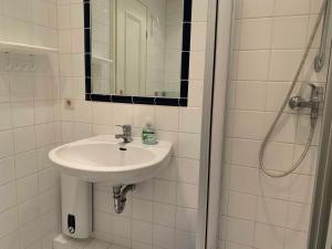 Et badeværelse på Friesenhof am Deich + 14 billeder