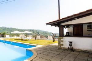 Villa con piscina y casa en Villa immersa nel verde dell Etna, en Piedimonte Etneo