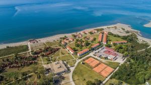 eine Luftansicht eines Resorts am Meer in der Unterkunft FKK Ada Bojana in Ulcinj