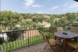 ein Balkon mit Tisch und Stühlen und Aussicht in der Unterkunft AZUR - Vue mer - Parking - Climatisation in Cassis
