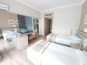 Postel nebo postele na pokoji v ubytování Pam Thermal Hotel Clinic & Spa