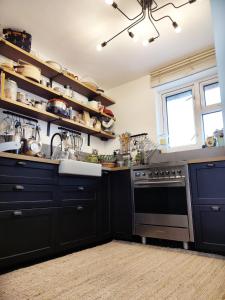 Η κουζίνα ή μικρή κουζίνα στο Kew Apartment - Private Luxury Double Bedroom Richmond London Homestay