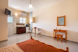 salon ze stołem i kuchnią w obiekcie Onar Rooms & Studios w mieście Perissa