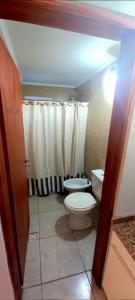 Baño pequeño con aseo y lavamanos en Amanecer en Calamuchita en Embalse