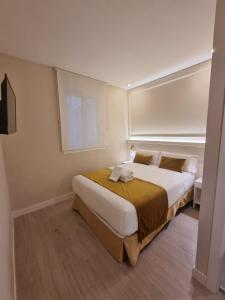 1 dormitorio con 1 cama grande en una habitación en CH Velarde, en Madrid