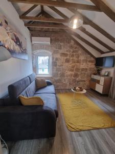 Μια τηλεόραση ή/και κέντρο ψυχαγωγίας στο Heritage Apartments Trumbić