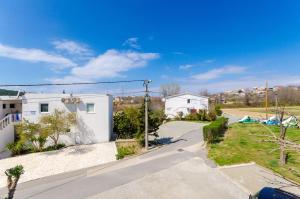 Bazén v ubytovaní Apartments and Room Ljubica alebo v jeho blízkosti