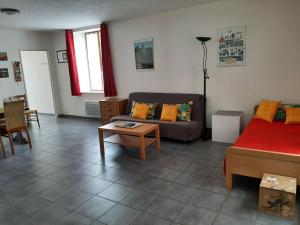 sala de estar con sofá y mesa en Gîte de Kerezenn, en Fougerolles