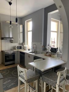 uma cozinha com uma mesa e algumas cadeiras em Régimódi Apartman em Siófok