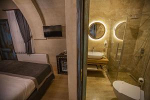 Bilik mandi di Sinasos Star Hotel Cappadocia +74 gambar