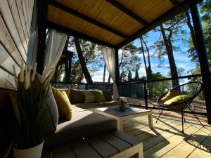 un soggiorno con un divano e un tavolo di Peputo Luxury Residence & Mobile Homes a Rovigno (Rovinj)