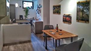una cocina con una mesa con copas de vino. en Haus Flora am Kaiser, en Niederndorf