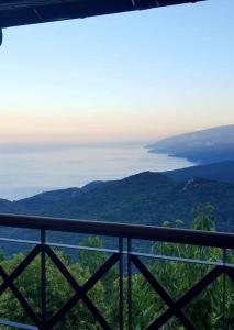 Villa Sklithro in the heart of the forest with magnificent view of the sea just 10 minutes from it في أغياكامبوس: إطلالة على المحيط من الشرفة