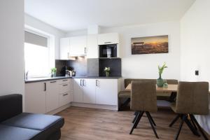 A kitchen or kitchenette at Appartments mir.es