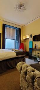 een hotelkamer met 2 bedden en een raam bij Frederick Douglass - Rooms In The City in Edinburgh