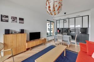 グダニスクにあるRiverside Apartments-Apartinfoのリビングルーム(ソファ、テーブル付)