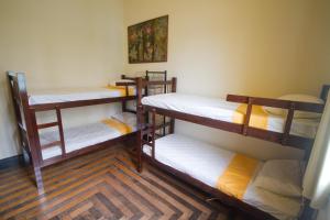 Poschodová posteľ alebo postele v izbe v ubytovaní Guanaaní Hostel