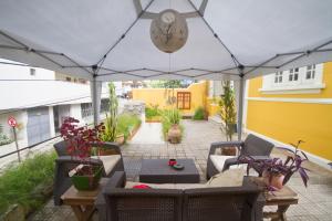una vista sul soffitto di un patio con sedie e tavoli di Guanaaní Hostel a Vitória