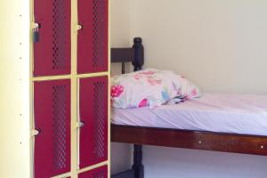 En eller flere senge i et værelse på Guanaaní Hostel